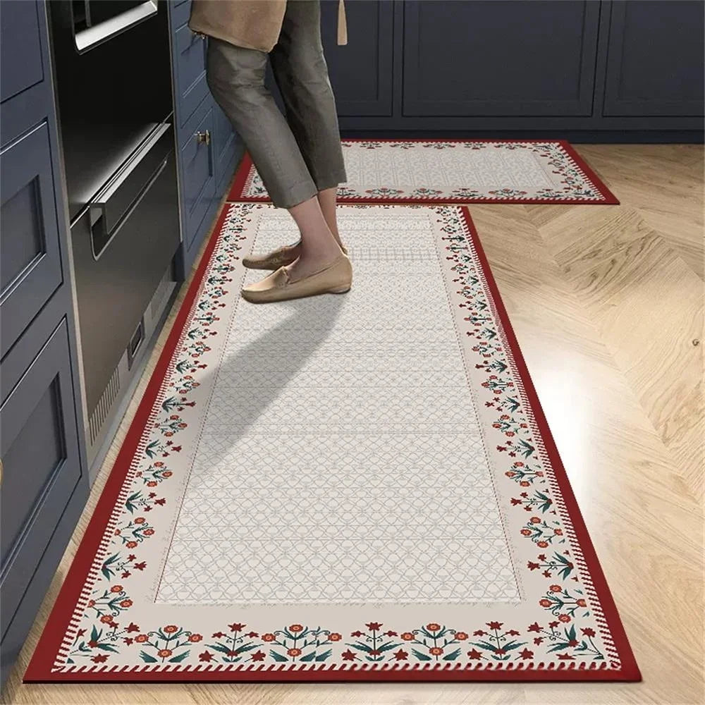 Tapis de cuisine floral rouge et blanc, motif damassé, placé devant un four.