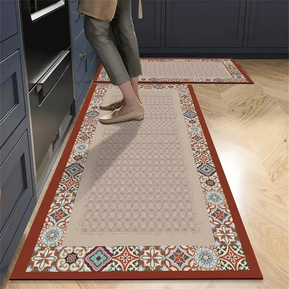 Tapis cuisine with a red border and a beige patterned center, featuring a decorative floral border.