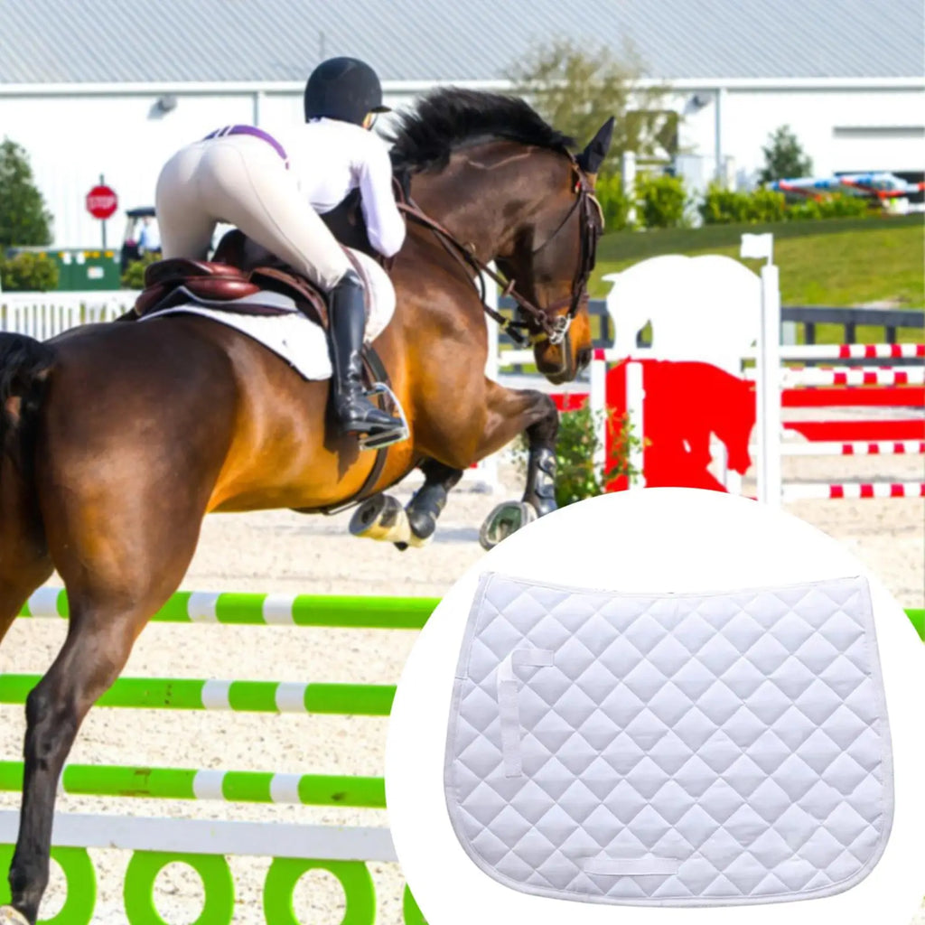 White quilted saddle pad, Tapis Kentucky style, for equestrian show jumping.