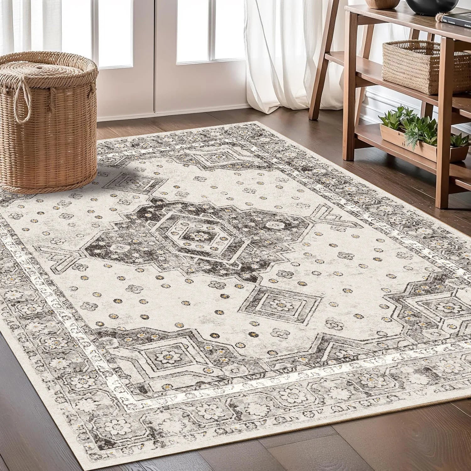 Tapis persan with intricate grey and cream traditional medallion pattern.