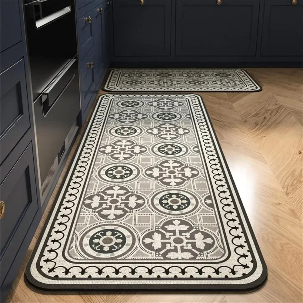 Tapis de cuisine au motif géométrique gris et blanc, posé sur un parquet en bois.