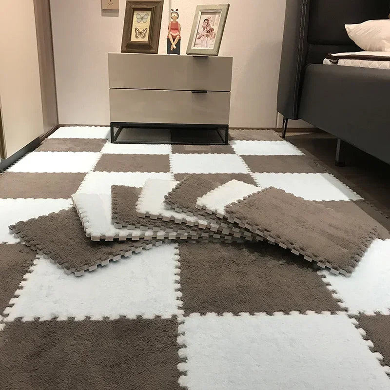 Tapis puzzle interlocking floor tiles in brown and white checkered pattern, stacked in the foreground.