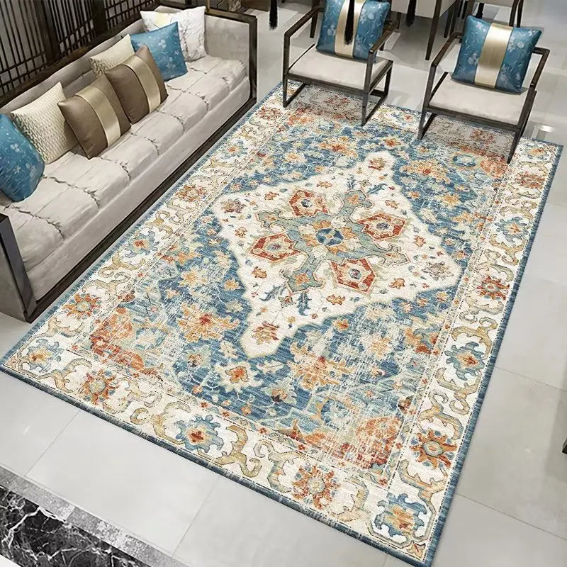 Tapis style persan bleu et orange avec un motif floral complexe, disposé dans un salon moderne.