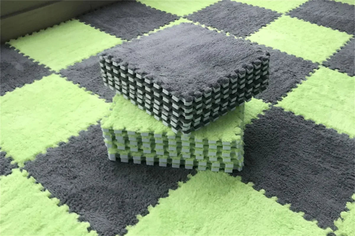 Tapis puzzle in soft grey and lime green interlocking foam squares, stacked in piles.